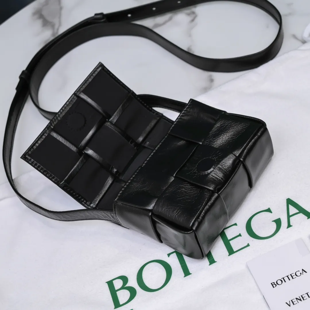 Batch 920 𝗕𝗼𝘁𝘁𝗲𝗴𝗮 𝗩𝗲𝗻𝗲𝘁𝗮———— New product 𝗺𝗶𝗻𝗶 Very cute and super 𝒎𝒊𝒏𝒊 𝒄𝒂𝒔𝒔𝒆𝒕𝒕𝒆, a must-have for delicate girls. It’s the same height as lipstick. Although it can’t fit my mobile phone, it can fit all my cuteness and lipstick❗️ Size: 12*8*4cm Model: 6813# oil wax leather, the latest version of the logo is changed at the bottom